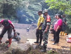Babinsa Pajintan Lakukan Kegiatan Kerja Bakti Bersama di Objek Wisata Gunung Poteng.