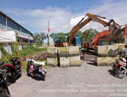 Gaji Belum Dibayar, Pekerja Proyek Abrasi Pantai Penjajap Tutup Lokasi dengan Kubus Beton