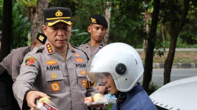 Polresta Pontianak Hadir untuk Masyarakat, Bagikan Takjil di Jalan Ahmad Yani