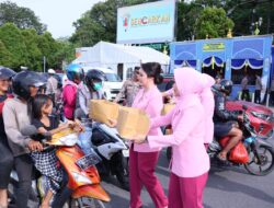 Bhayangkari Peduli Polda Kalbar Kunjungi Pos OPS Ketupat Kapuas 2025 dan Bagikan Takjil