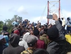 Jembatan Gantung Sungai Segak Dibongkar Tanpa Kejelasan, Warga Gelar Aksi Damai Berujung Ricuh
