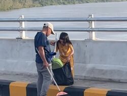 Aksi Inspiratif! Bapak dan Anak di Sambas Bersihkan Sampah di JSSB