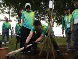 Wali Kota se-Indonesia Tanam Pohon Serentak APEKSI di Surabaya