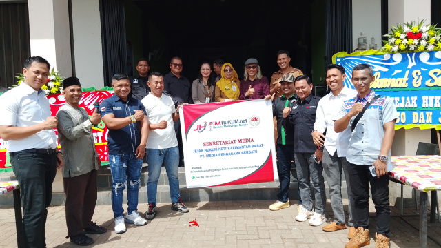 Foto di Depan Markas MEDIA CENTER usai pemotongan pita