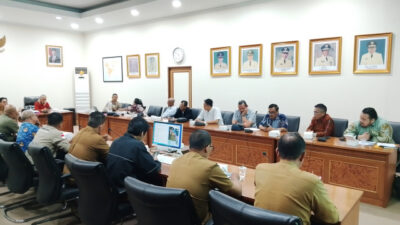Audensi di Kantor Gubernur Kalbar Bahas Sengketa Lahan Pelanjau Jaya, Dr. Herman: Replanting Tanpa HGU adalah Pelanggaran