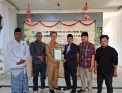Kepala Badan Kesbangpol Kalbar Serahkan SKT Kepada DPW Yakorma Kalbar
