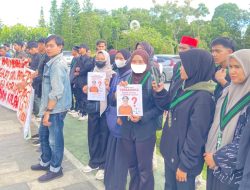 Puluhan Mahasiswa HMI Kalbar Demo di Depan Mapolda, Desak KPK Tuntaskan Kasus Ria Norsan